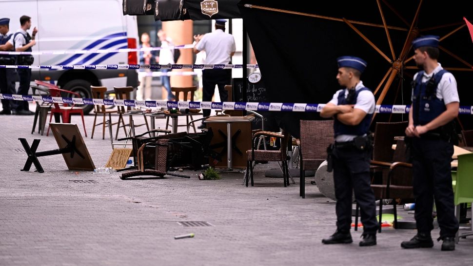 Un șofer a intrat cu duba într-o terasă. Foto/Profimedia