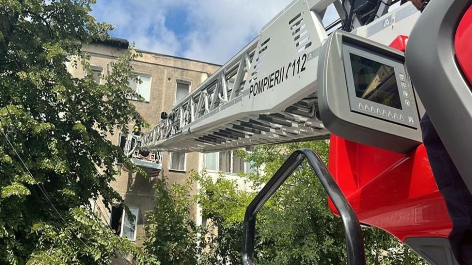 Incendiu violent, într-un bloc din Tulcea. Doi copii, în pericol! - VIDEO
