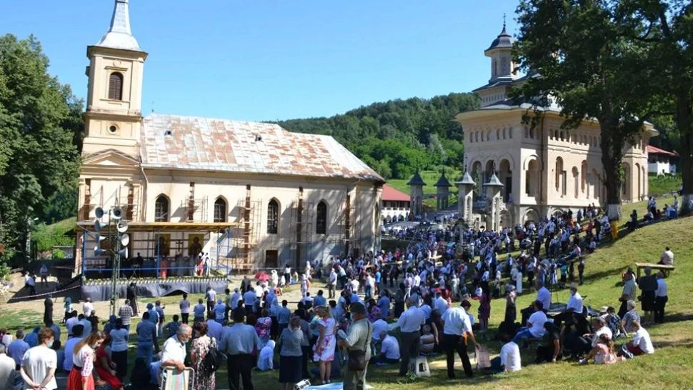 Mii de oameni au ajuns deja la pelerinajul de la Mănăstirea Nicula, de Sfinta Maria - VIDEO/LIVE