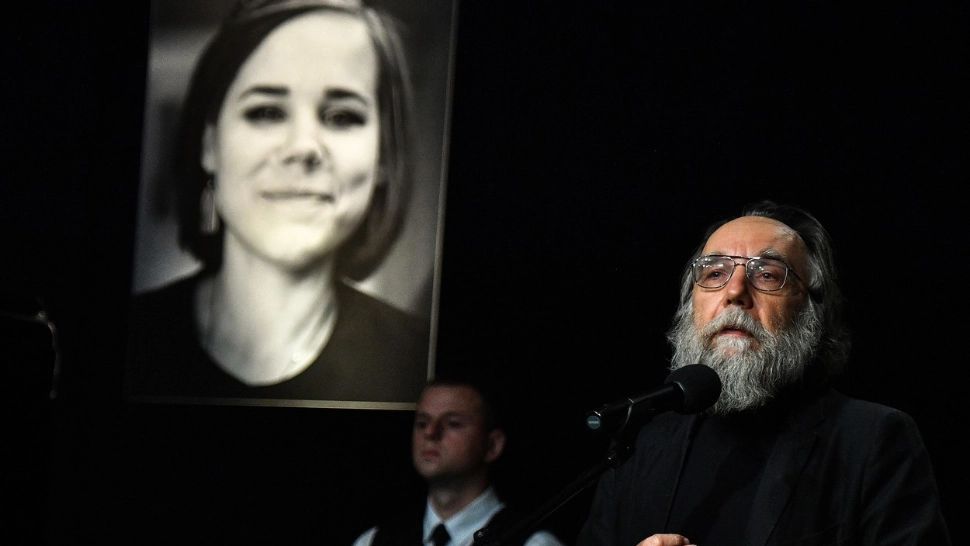 Imagini controversate cu Daria Dughina în sicriu - cum a fost fotografiat cadavrul, în timp ce tatăl ei zâmbea - FOTO