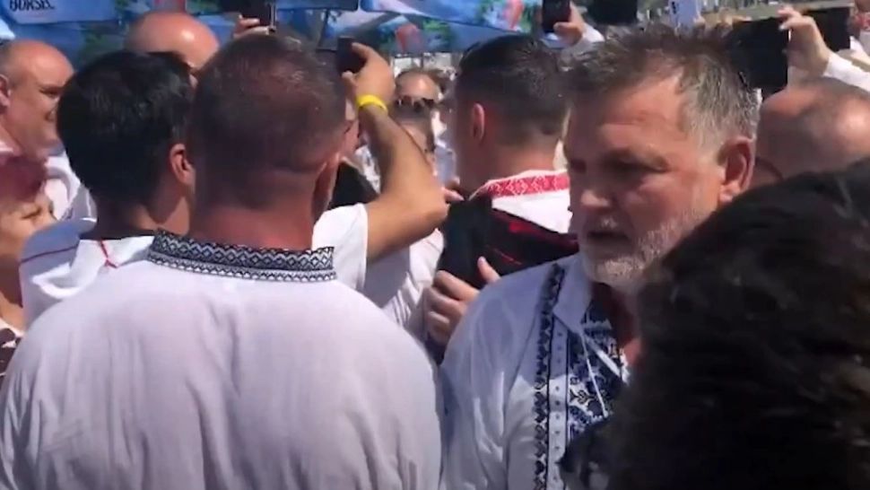 George Simion, păzit cu străjnicie de bodyguarzi.Captură video