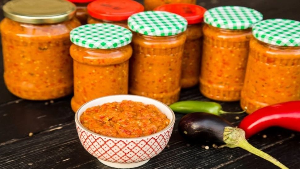 Cât de sănătoasă este, de fapt, zacusca - adevărul nespus despre cea mai consumată mâncare de toamnă