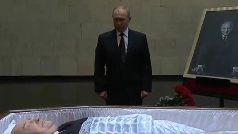 Putin a venit cu trandafiri roşii la sicriul lui Gorbaciov - VIDEO