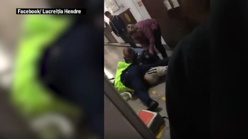 Elev pus la pământ de polițist / Captură video Facebook