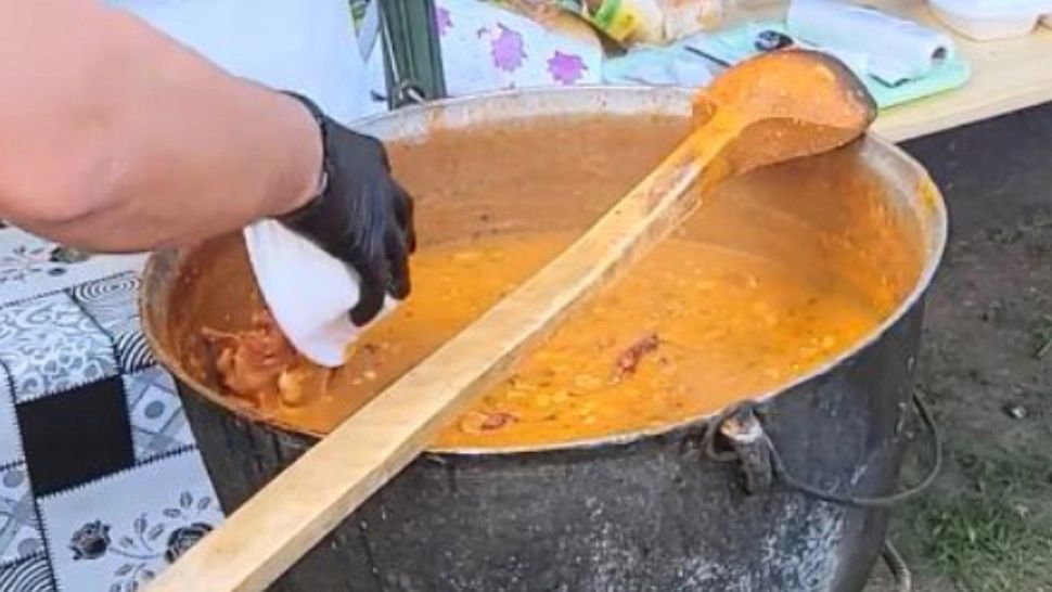 Mâncare la ceaun/ Captură foto Vremea nouă