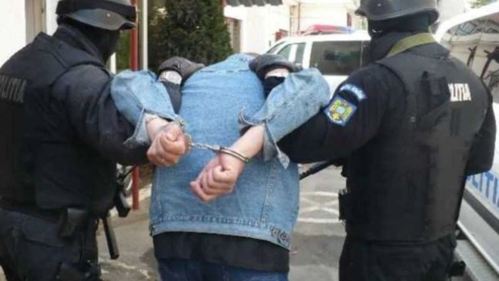 2 bărbați, reținuți pentru furt și uzurparea de calități oficiale! Victimele erau turiști străini - Cum operau