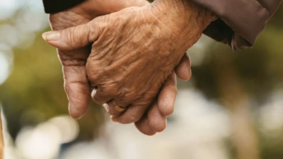 Detalii teribile despre cei doi pensionari din Capitală care s-au sinucis. Bărbatul a lucrat în Guvern - Mesajul de ADIO pentru fiul lor