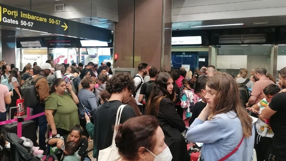 HAOS pe aeroporturi. Blue Air suspendă TOATE cursele care pleacă din România - Ministerul Mediului i-a blocat conturile