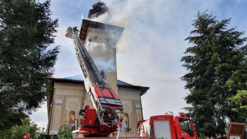 Incendiu la o biserică ortodoxă, intervenție de amploare a pompierilor