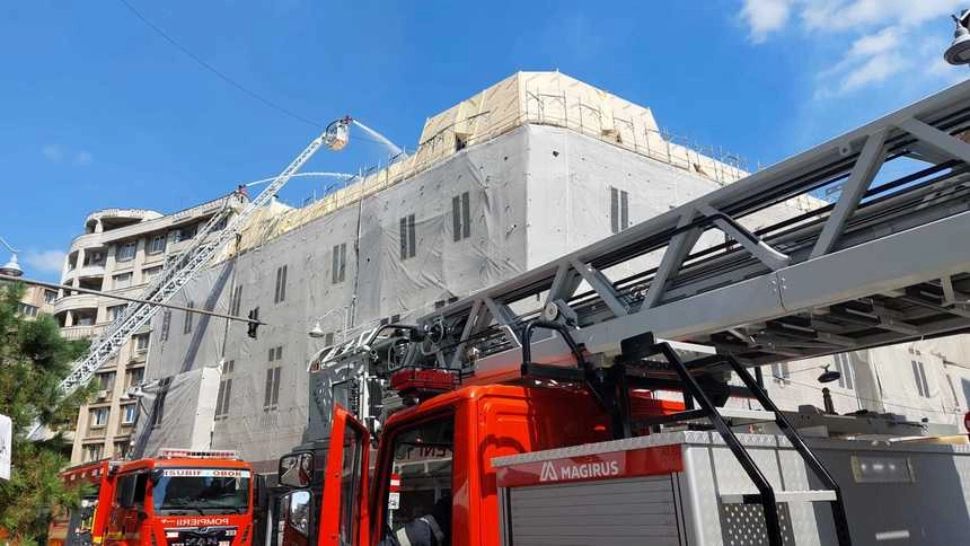 Incendiu în centrul Capitalei, focul a izbucnit la mansarda unei clădiri istorice aflate în renovare