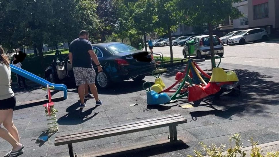 O mașină a intrat în plin într-un loc de joacă