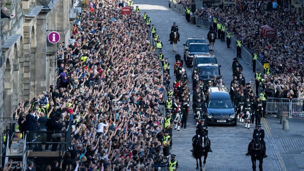 Funeraliile Reginei Elisabeta a II-a | Catedrala din Edinburgh s-a deschis pentru public, oamenii stau la cozi uriașe -VIDEO