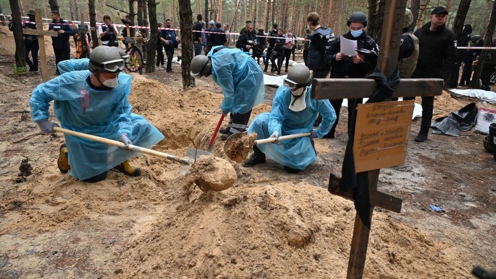 Groapa comună în care se crede că ar fi 450 de cadavre. Foto/Profimedia