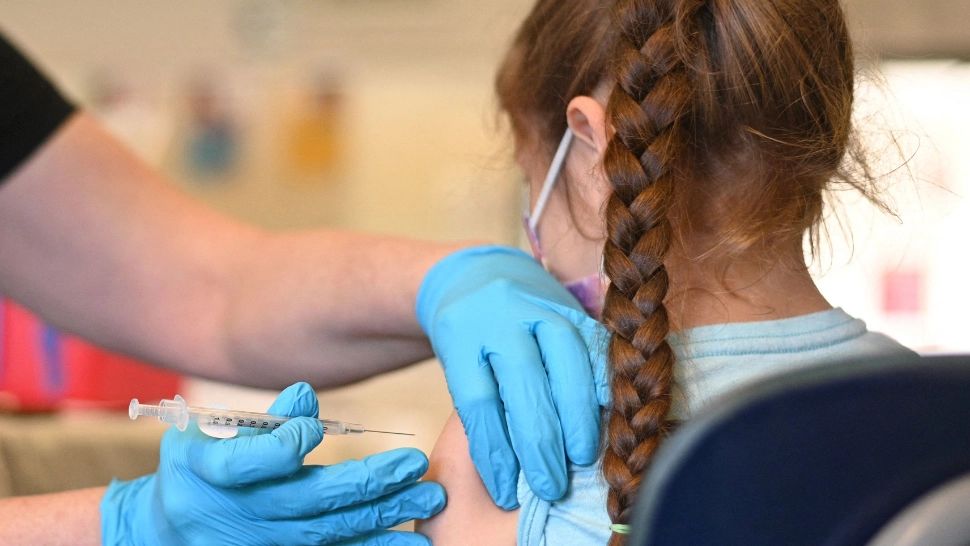 Undă verde pentru imunizarea copiilor cu vaccinul booster COVID-19 Moderna împotriva variantelor Omicron - Ce țară a decis asta