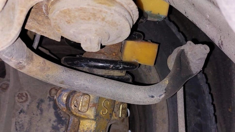 Improvizația halucinantă făcută de un șofer care i-a șocat pe inspectorii RAR - cum și-a "întărit" arcurile. FOTO