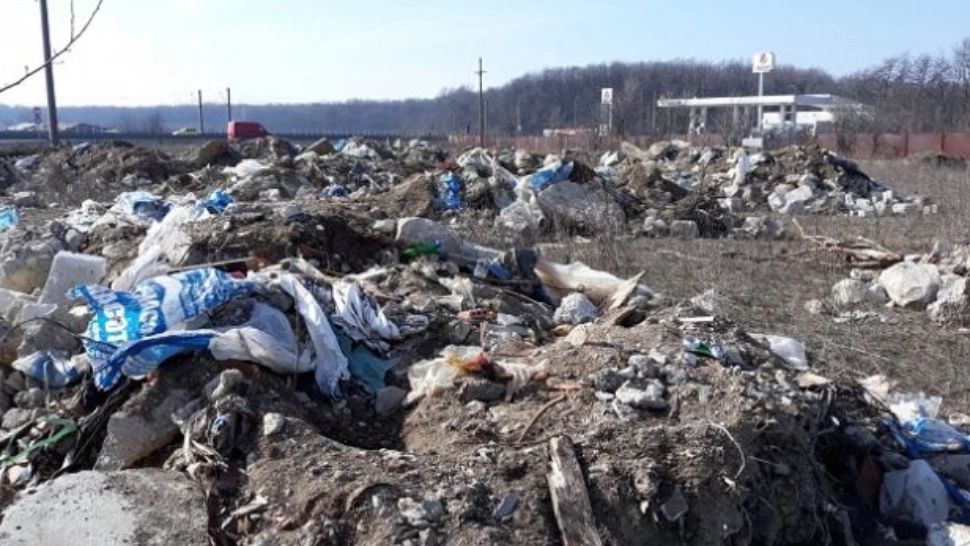 Gunoaie îngropate în câmp la marginea Bucureștiului