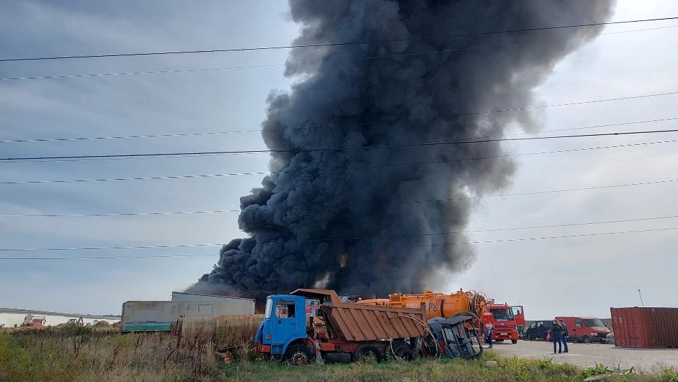 Incendiu violent, la un depozit din apropierea Capitalei