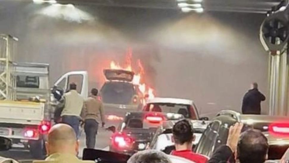 Mașină în flăcări, în Pasajul Unirii, din Capitală. Prima autospecială a pompierilor - prea înaltă - VIDEO