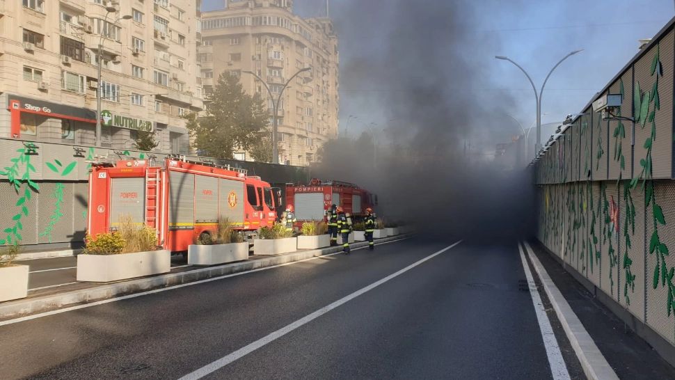 Momentul în care autoturismul a luat foc în Pasajul Unirii - detaliul suprins de camerele de supraveghere. VIDEO