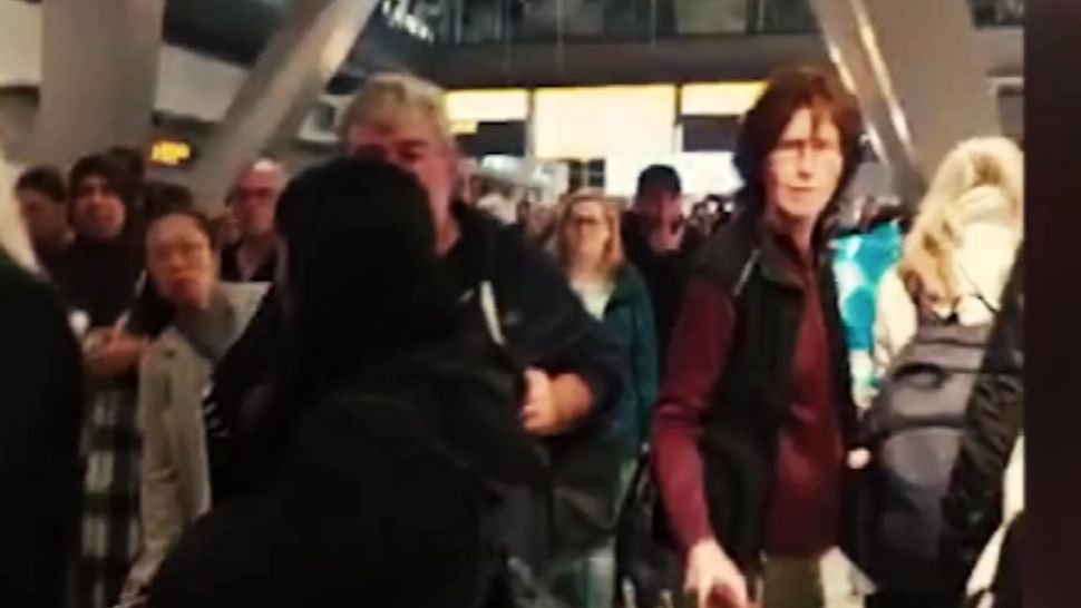 Români blocați aeroport/ Captură video