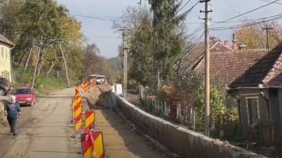 Dorel lovește din nou. Oameni blocați în case de zidul de beton pentru noul drum - Imagini incredibile în Satu Mare