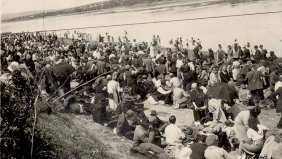 Evrei deportați, pe malul Nistrului: foto Memorialul Holocaustului, Ierusalim