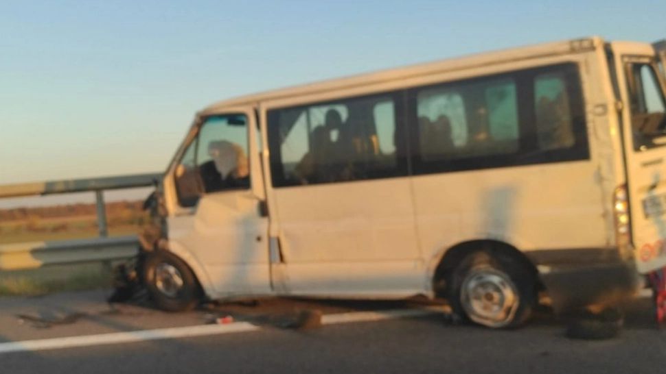 Accident pe autostrada București-Ploiești: Un microbuz cu pasageri a intrat în parapet, la Gruiu - A intervenit un elicopter SMURD