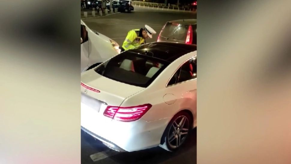 Cursă haotică pe străzile Capitalei: Un șofer, la un pas de tragedie, a fugit de polițiști - Scene halucinante