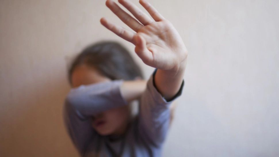 Fetiță de 2 ani, bătută și trasă de păr de educatoare