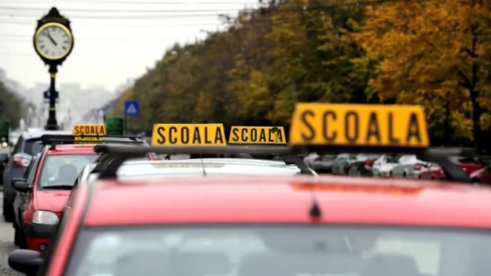 Școala de șoferi costă acum în medie 4.883 de lei