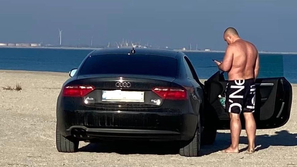 Mașină cu numere de Ucraina pe plajă la Mamaia/ Foto: Facebook Constanța INFO