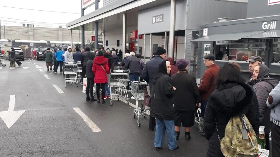 Cozi uriașe la un supermarket din Capitală