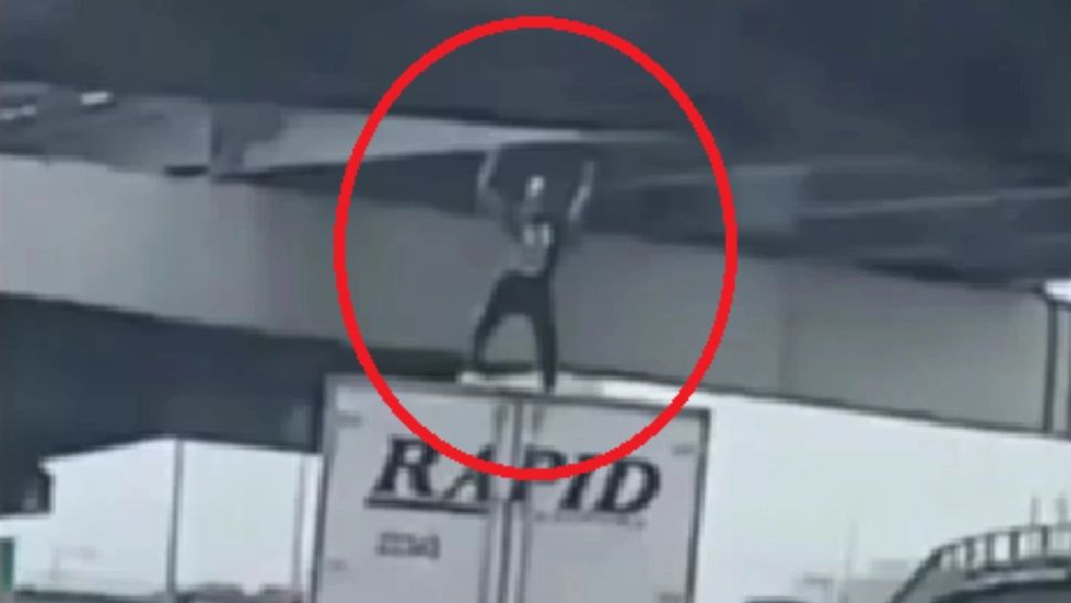 Bărbat care dansează pe TIR/ Captură Youtube