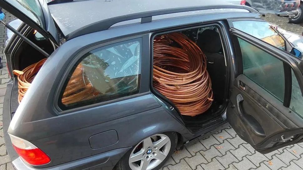 Imagini ireale în Germania. 2 români prinși cu o TONĂ de cupru furat, pe bancheta din spate