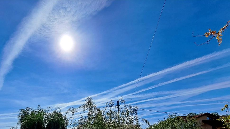 Dârele albe de pe cer bagă zâzania între români. De la "miroase a medicamente" la "mă simt minunat"   