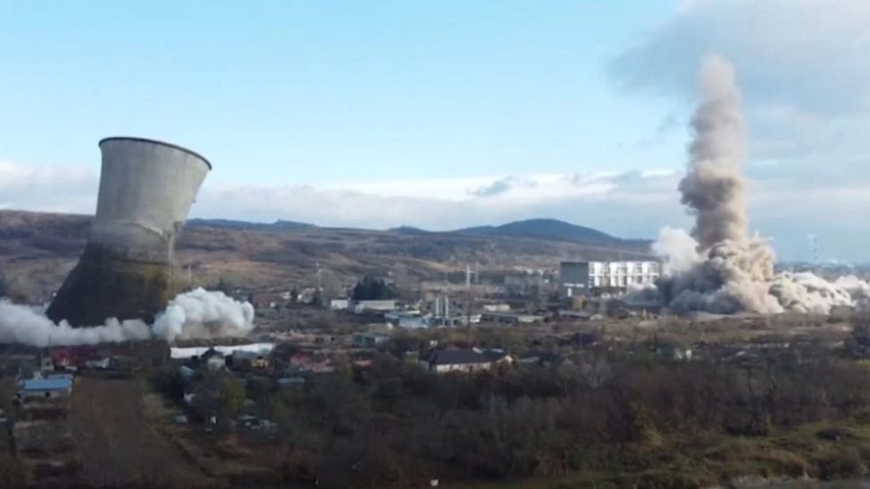 Turnurile fostei termocentrale Doicești, dărâmate.