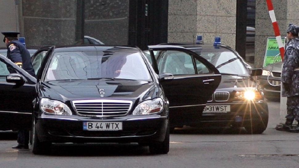 Moș Crăciun vine mai repede la parlamentari - Sfidare, în plină criză: Aleșii își fac cadou 59 de mașini de lux și un aparat de numărat bani