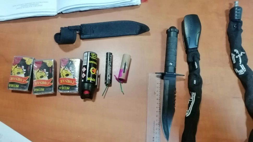 Un întreg arsenal de luptă, depistat în rucsacul unui suporter la un meci de baschet - FOTO