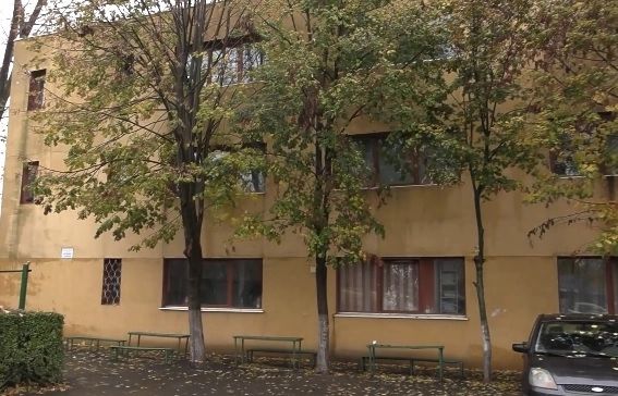 Elevă în stare gravă, după ce a sărit pe geam pentru a se vedea cu iubitul