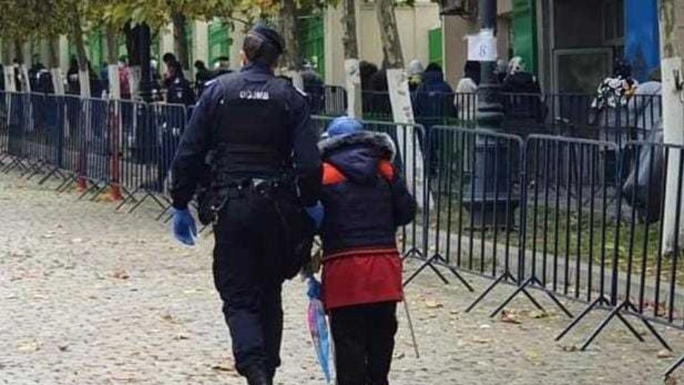 Biserica unde apa sfințită e păzită de jandarmi. Foto/Inquam