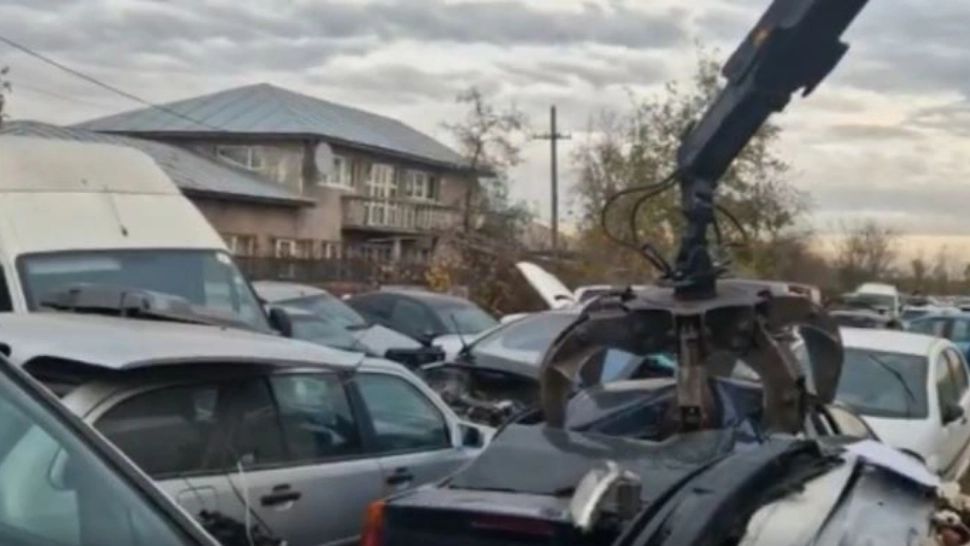 Grămadă de mașini abandonate pe un câmp în Jilava. Foto/Profimedia