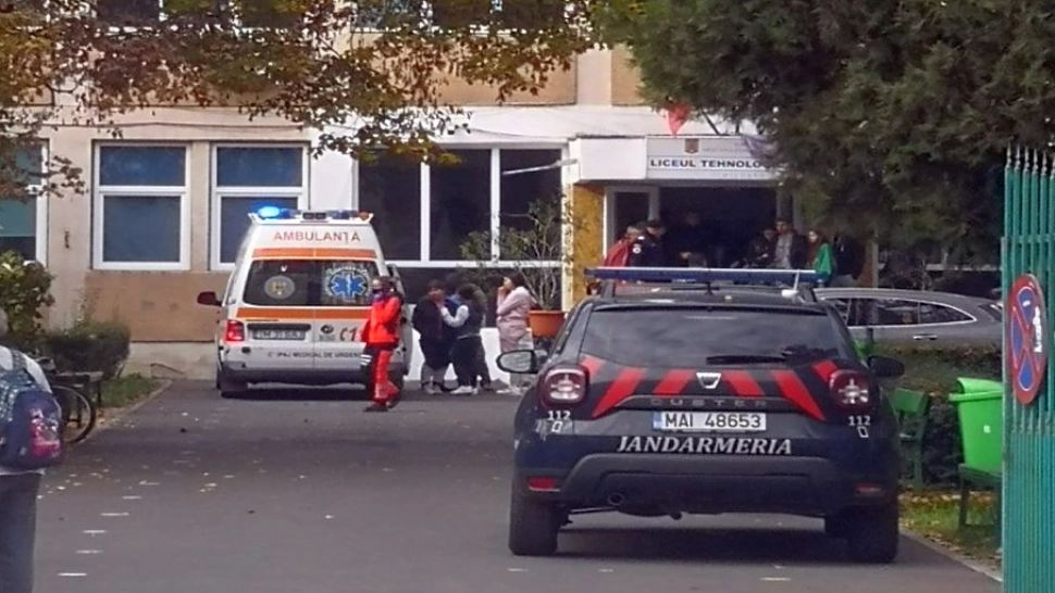 Doi elevi au ajuns la spital după ce s-au bătut în curtea liceului - Scene șocante în Timișoara