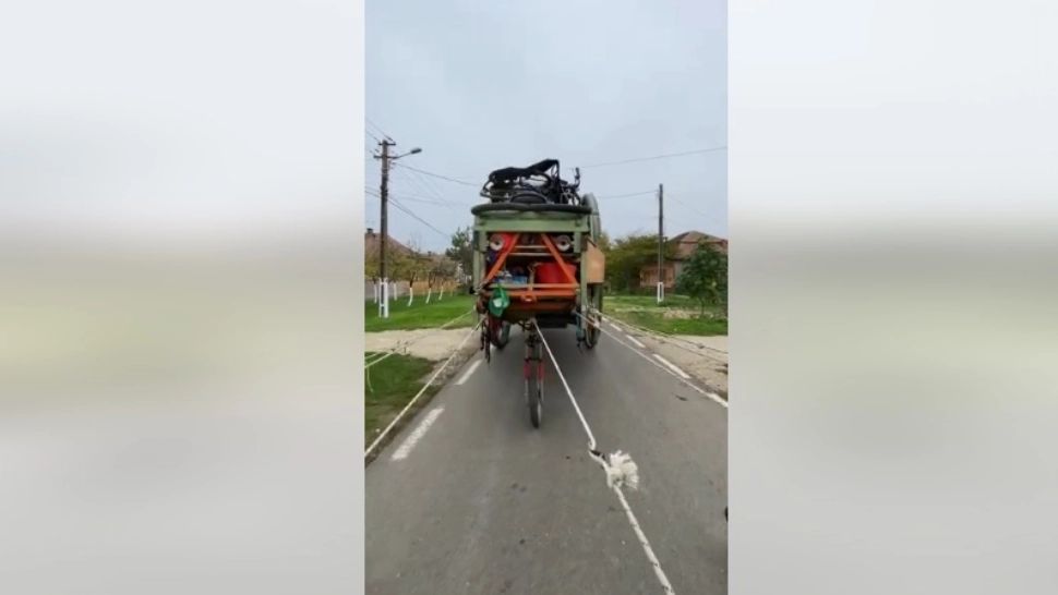 Mașinăria bizară care va circula pe străzile din România. Se deplasează cu 15 km pe zi - VIDEO
