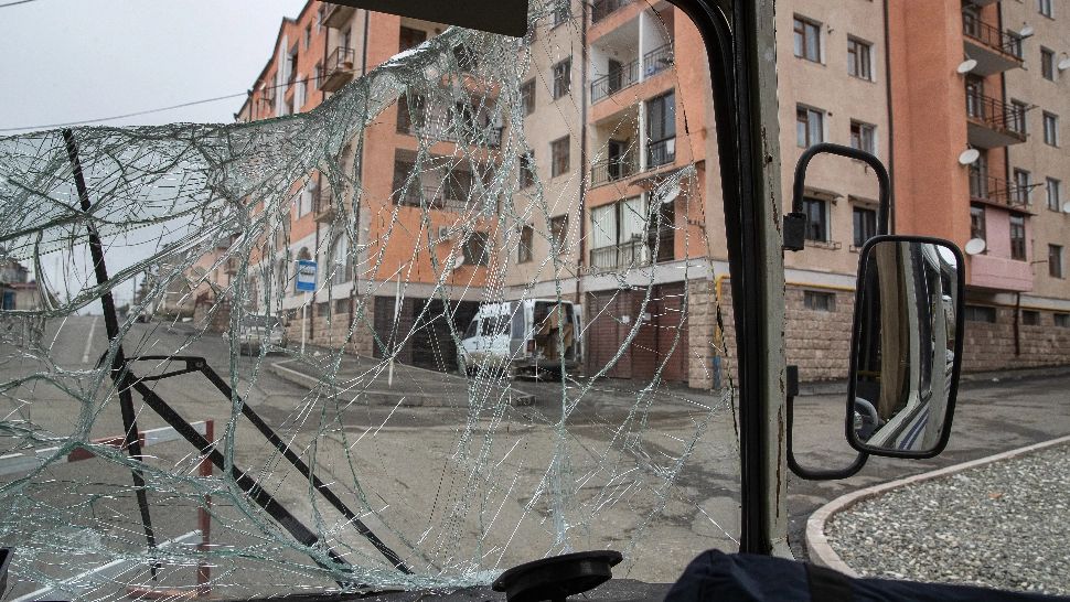 Scene de groază în Baia Mare. Un pasager a făcut praf un AUTOBUZ și a ieșit pe geam - VIDEO 