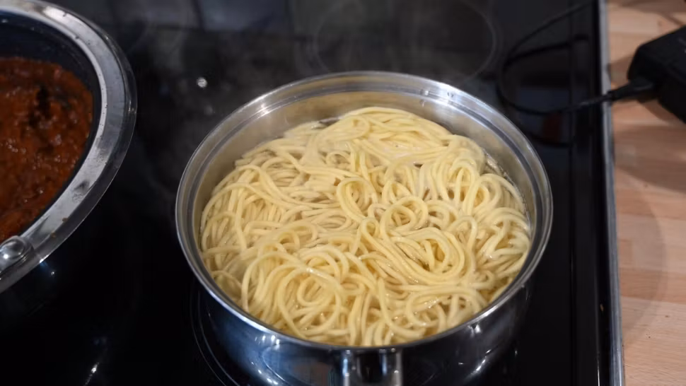 Nu mai arunca apa în care ai fiert pastele! Greșeala uriașă pe care o fac toate gospodinele