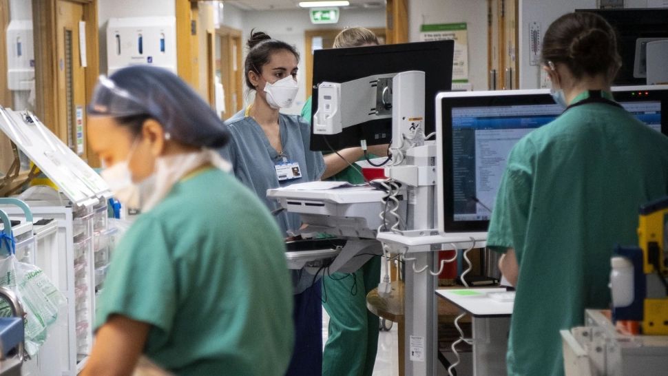 Criză fără precedent în Marea Britanie. Asistentele medicale intră în grevă, banii nu le mai ajung nici pentru MÂNCARE