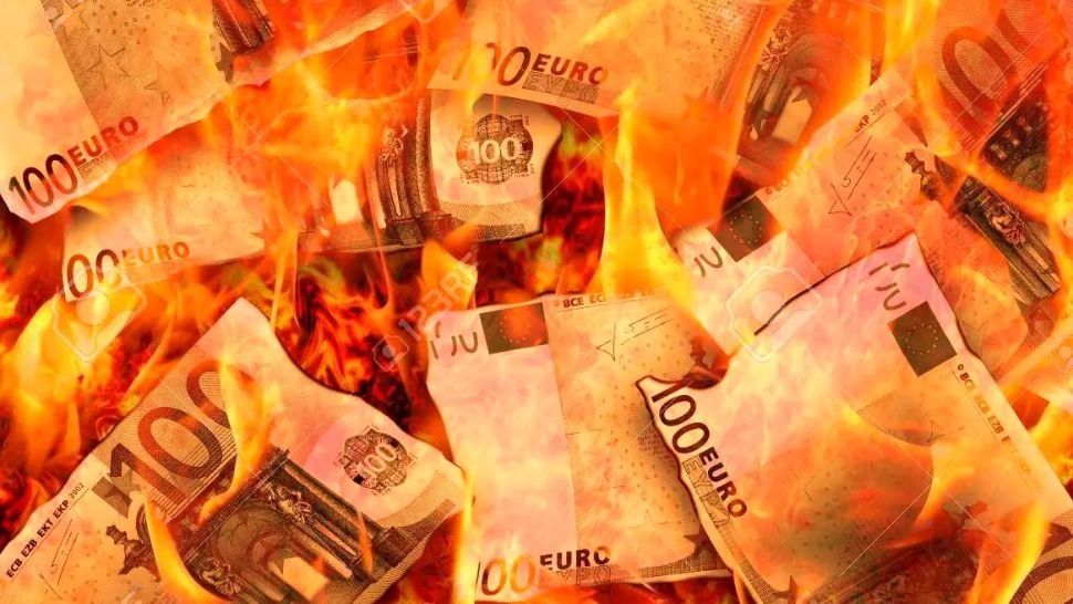 Un italian a rămas fără 20.000 de euro de Crăciun - Soția i-a ars cupoanele ascunse... din greșeală