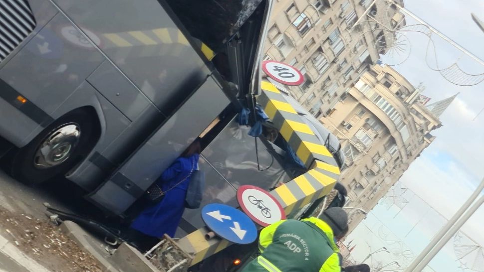 Autocar plin cu turiști greci, STRIVIT la intrarea în Pasajul Unirii, din Capitală