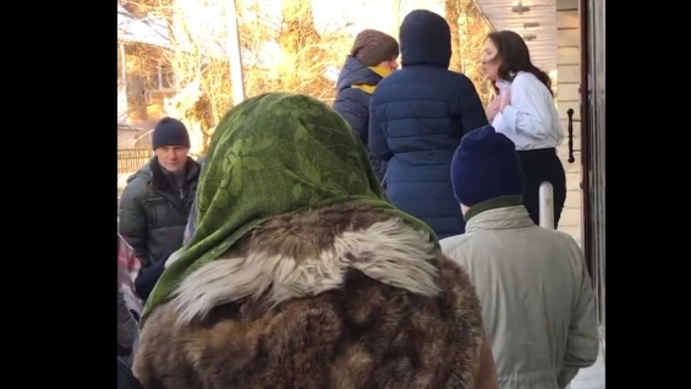 Coadă la o bancă din Rusia/ Captură video Twitter