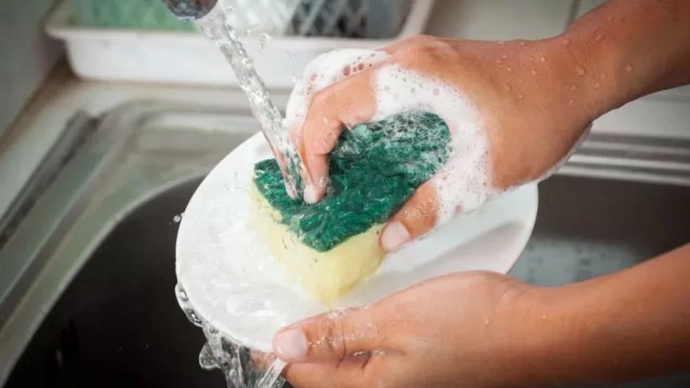 Buretele de vase, cel mai mare agregator de bacterii - Este de 200.000 de ori mai murdar decât scaunul de toaletă